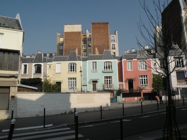  belles maisons qux façades multicolores, rue Dieulafoy